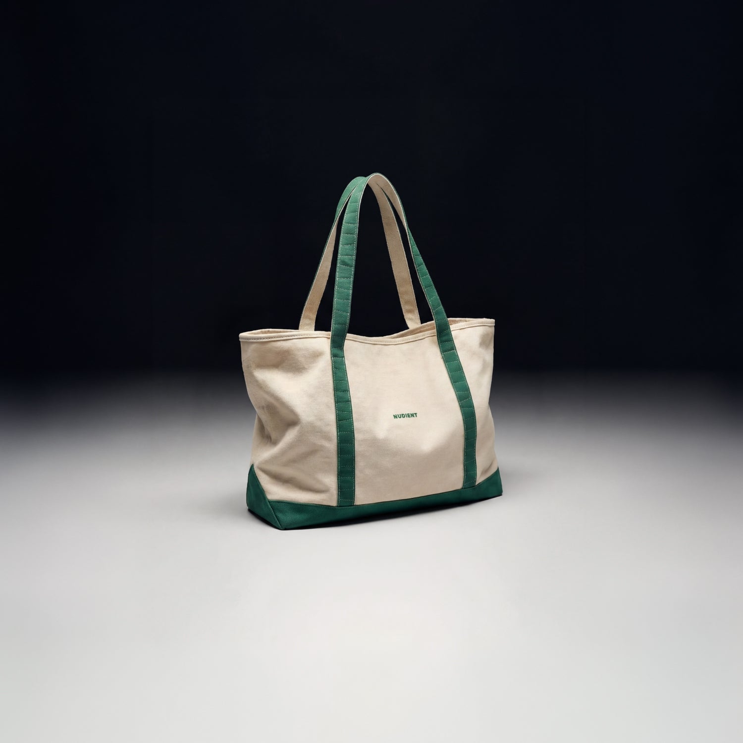 Een moderne interpretatie van de originele tote bag, opnieuw vormgegeven, verfijnd.